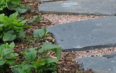 Pihakäytävä vai askelkivipolku?