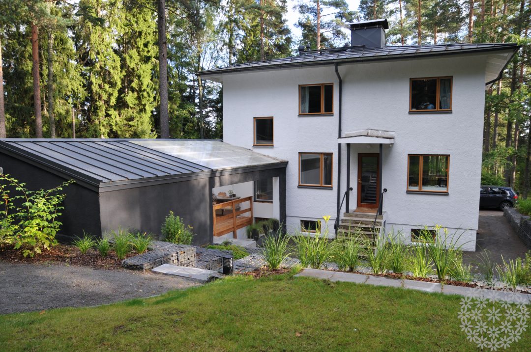 Huvilapuutarha – kivikorit tukimuurina